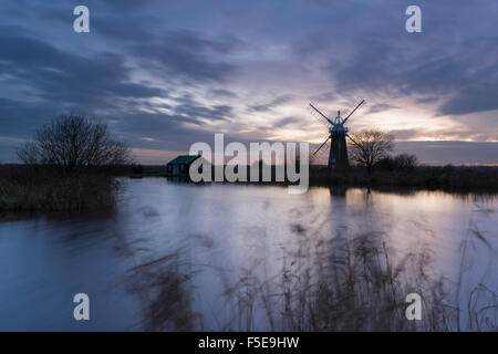 Vue de St Benet's Mill, Norfolk Broads, Norfolk, Angleterre, Royaume-Uni, Europe Banque D'Images