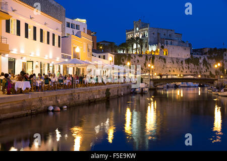 Café Balear et Ayuntamiento de Ciutadella la nuit, Ciutadella, Minorque, Iles Baléares, Espagne, Méditerranée, Europe Banque D'Images