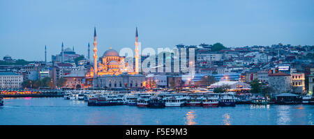 Nouvelle Mosquée (Yeni Cami) sur les rives de la Corne d'de nuit avec Sainte-sophie (Aya Sofya) derrière, Istanbul, Turquie, Europe Banque D'Images