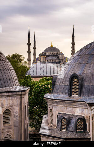 La mosquée bleue (mosquée Sultan Ahmed) vu de Sainte-sophie (Aya Sofya), UNESCO World Heritage Site, Istanbul, Turquie, Europe Banque D'Images