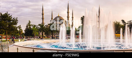 La mosquée bleue (mosquée Sultan Ahmed), site du patrimoine mondial de l'UNESCO, et la fontaine à Sultanahmet, Istanbul, Turquie, Europe Banque D'Images