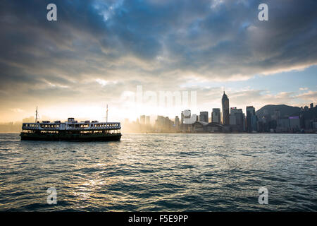 Horizon de Hong Kong avec Star Ferry, Hong Kong, Chine, Asie Banque D'Images