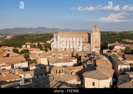 Vue sur la vieille ville avec la Cathédrale Santa Maria, Orvieto, Terni, Ombrie, Italie, Europe Banque D'Images