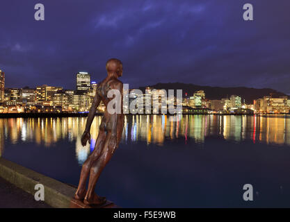 Wellington Harbour avec Solace of the Wind sculpture de Max Patte penchée dans le port sur le côté nord-est de te Papa, Wellington, Nouvelle-Zélande Banque D'Images