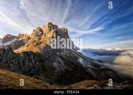 Les nuages bas et les feux de l'aube sur les pics de Forcella de Furcia, Funes, vallée du Tyrol du Sud, Dolomites, Italie, Europe Banque D'Images