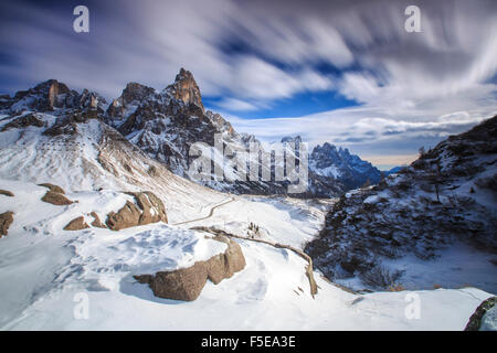 Ciel nuageux Ciel d'hiver sur les pistes enneigées de la Pale di San Martino, Rolle, passage Panaveggio, Dolomites, Trentino-Alto Adige, Italie Banque D'Images