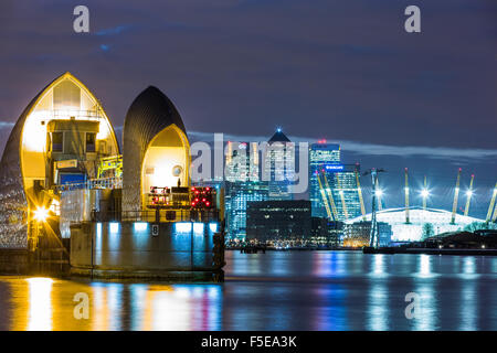 Thames Barrier, Millennium Dome (O2 Arena) et de Canary Wharf de nuit, Londres, Angleterre, Royaume-Uni, Europe Banque D'Images