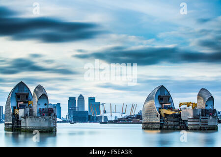 Thames Barrier sur la Tamise et Canary Wharf en arrière-plan, Londres, Angleterre, Royaume-Uni, Europe Banque D'Images