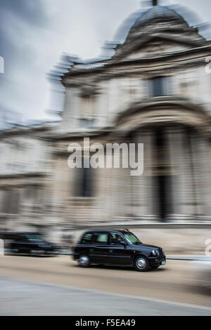 Taxi en passant par St Pauls Cathedral, Londres, Angleterre, Royaume-Uni, Europe Banque D'Images