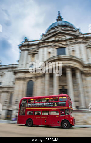 Bus de Londres en passant par St Pauls Cathedral, Londres, Angleterre, Royaume-Uni, Europe Banque D'Images