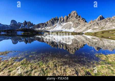 Mont Paterno reflète dans Laghi dei piani, Sesto, Dolomites, Trentino-Alto Adige, Italie, Europe Banque D'Images