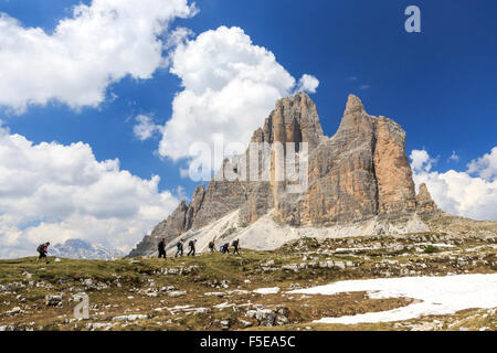 Les randonneurs s'aventurer pour découvrir les Trois Cimes de Lavaredo, Sesto, Dolomites, Trentino-Alto Adige, Italie, Europe Banque D'Images