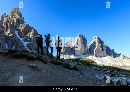 Les randonneurs s'aventurer pour découvrir les Trois Cimes de Lavaredo, Sesto, Dolomites, Trentino-Alto Adige, Italie, Europe Banque D'Images