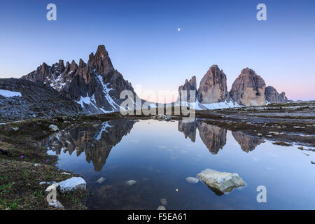 L'aube éclaire les trois sommets et le Mont Paterno reflète dans le lac, Sesto, Dolomites, Trentino-Alto Adige, Italie, Europe Banque D'Images