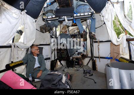 Des militants de Greenpeace à l'extérieur de l'ours polaire géant installer le siège londonien de Shell. Les militants de Greenpeace, y compris l'actrice Emma Thompson, installer un ours polaire d'animatronic de la taille d'un bus à impériale à l'extérieur le siège londonien de Shell pour démontrer Banque D'Images