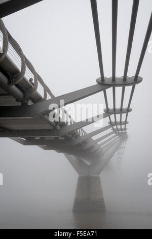 Un brouillard épais sur le Millennium Bridge et la Tamise ce matin. Banque D'Images