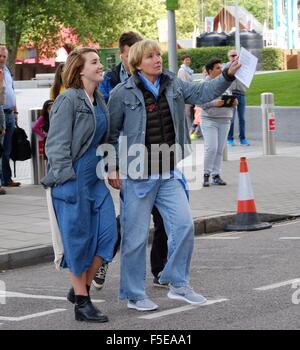 Des militants de Greenpeace à l'extérieur de l'ours polaire géant installer le siège londonien de Shell. Les militants de Greenpeace, y compris l'actrice Emma Thompson, installer un ours polaire d'animatronic de la taille d'un bus à impériale à l'extérieur le siège londonien de Shell pour démontrer Banque D'Images