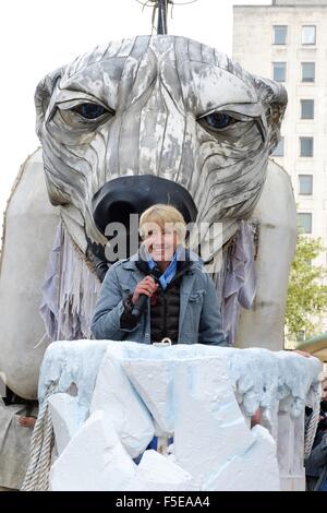 Des militants de Greenpeace à l'extérieur de l'ours polaire géant installer le siège londonien de Shell. Les militants de Greenpeace, y compris l'actrice Emma Thompson, installer un ours polaire d'animatronic de la taille d'un bus à impériale à l'extérieur le siège londonien de Shell pour démontrer Banque D'Images