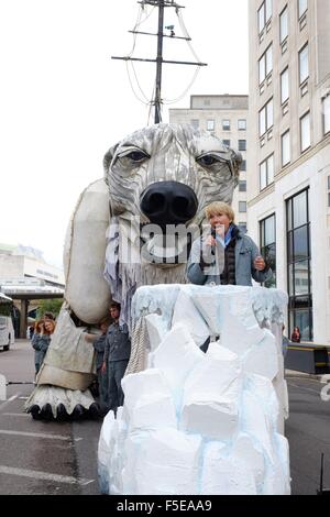 Des militants de Greenpeace à l'extérieur de l'ours polaire géant installer le siège londonien de Shell. Les militants de Greenpeace, y compris l'actrice Emma Thompson, installer un ours polaire d'animatronic de la taille d'un bus à impériale à l'extérieur le siège londonien de Shell pour démontrer Banque D'Images