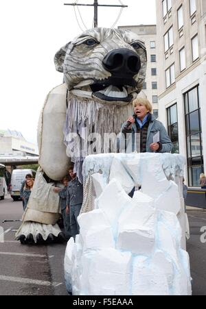 Des militants de Greenpeace à l'extérieur de l'ours polaire géant installer le siège londonien de Shell. Les militants de Greenpeace, y compris l'actrice Emma Thompson, installer un ours polaire d'animatronic de la taille d'un bus à impériale à l'extérieur le siège londonien de Shell pour démontrer Banque D'Images