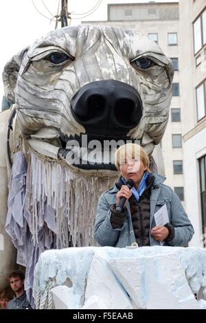 Des militants de Greenpeace à l'extérieur de l'ours polaire géant installer le siège londonien de Shell. Les militants de Greenpeace, y compris l'actrice Emma Thompson, installer un ours polaire d'animatronic de la taille d'un bus à impériale à l'extérieur le siège londonien de Shell pour démontrer Banque D'Images