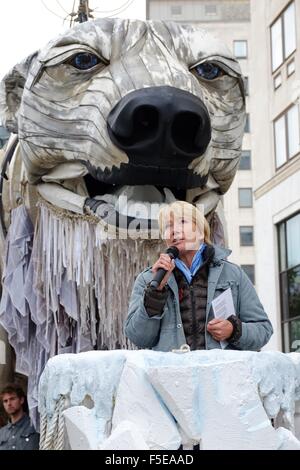 Des militants de Greenpeace à l'extérieur de l'ours polaire géant installer le siège londonien de Shell. Les militants de Greenpeace, y compris l'actrice Emma Thompson, installer un ours polaire d'animatronic de la taille d'un bus à impériale à l'extérieur le siège londonien de Shell pour démontrer Banque D'Images