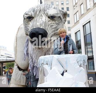 Des militants de Greenpeace à l'extérieur de l'ours polaire géant installer le siège londonien de Shell. Les militants de Greenpeace, y compris l'actrice Emma Thompson, installer un ours polaire d'animatronic de la taille d'un bus à impériale à l'extérieur le siège londonien de Shell pour démontrer Banque D'Images