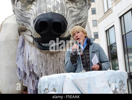 Des militants de Greenpeace à l'extérieur de l'ours polaire géant installer le siège londonien de Shell. Les militants de Greenpeace, y compris l'actrice Emma Thompson, installer un ours polaire d'animatronic de la taille d'un bus à impériale à l'extérieur le siège londonien de Shell pour démontrer Banque D'Images