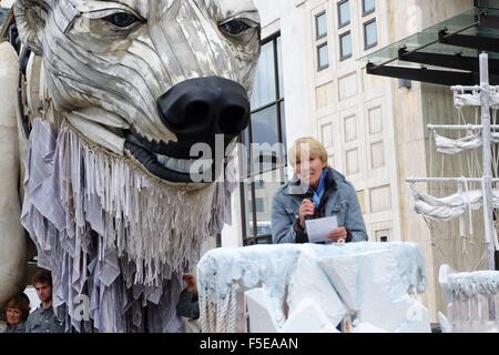 Des militants de Greenpeace à l'extérieur de l'ours polaire géant installer le siège londonien de Shell. Les militants de Greenpeace, y compris l'actrice Emma Thompson, installer un ours polaire d'animatronic de la taille d'un bus à impériale à l'extérieur le siège londonien de Shell pour démontrer Banque D'Images