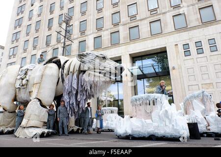 Des militants de Greenpeace à l'extérieur de l'ours polaire géant installer le siège londonien de Shell. Les militants de Greenpeace, y compris l'actrice Emma Thompson, installer un ours polaire d'animatronic de la taille d'un bus à impériale à l'extérieur le siège londonien de Shell pour démontrer Banque D'Images