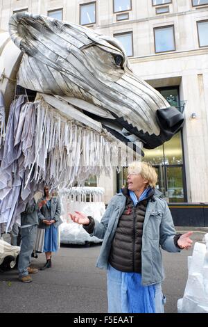 Des militants de Greenpeace à l'extérieur de l'ours polaire géant installer le siège londonien de Shell. Les militants de Greenpeace, y compris l'actrice Emma Thompson, installer un ours polaire d'animatronic de la taille d'un bus à impériale à l'extérieur le siège londonien de Shell pour démontrer Banque D'Images