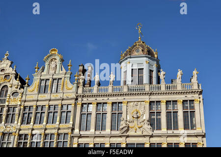 Maisons de guilde restauré sur la Grand Place à Bruxelles par une journée claire Banque D'Images