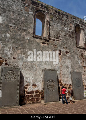 Les touristes visitent St. Paul's Hill avec ruines de forteresse portugaise historique à Melaka (Malacca), Malaisie, Asie, UNESCO Banque D'Images