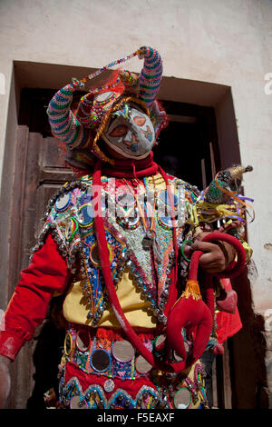 Reveler en costume et masque à Humahuaca carnival à Jujuy province dans la région des Andes de l'Argentine, l'Amérique du Sud Banque D'Images