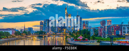 Sur les toits de la ville et rivière Main, Frankfurt am Main, Hesse, Germany, Europe Banque D'Images
