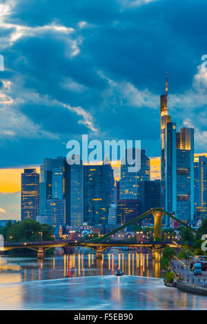 Sur les toits de la ville et rivière Main, Frankfurt am Main, Hesse, Germany, Europe Banque D'Images