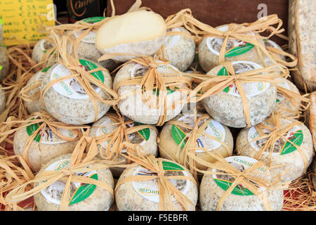 Moncalvo, Italie - octobre 18,2015 : fromage italien à la foire aux truffes de Moncalvo. Banque D'Images