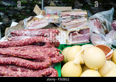 La nourriture typique de la Sardaigne. Le fromage et les saucisses sèches comme le salami, de charcuterie. Vente libre Banque D'Images