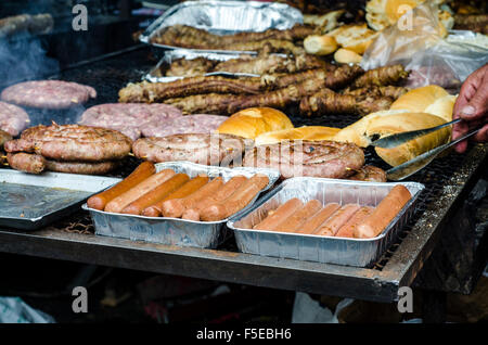 La nourriture typique de la Sardaigne. Saucisses, pain rôti, rôti de boeuf, le porcelet rôti et les entrailles d'animaux, de hot dog dans un s Banque D'Images