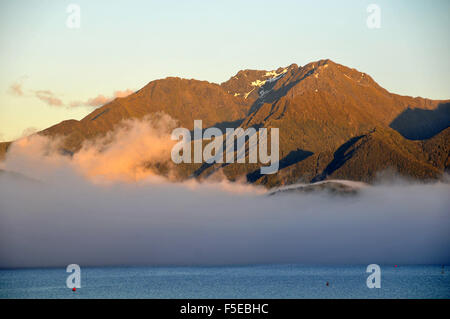 Lac Te Anau à l'aube, Te Anau, île du Sud, Nouvelle-Zélande Banque D'Images