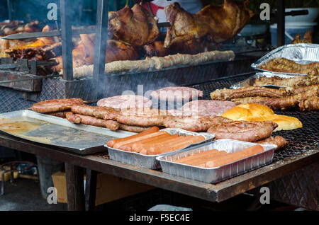 La nourriture typique de la Sardaigne. Saucisses, pain rôti, rôti de boeuf, le porcelet rôti et les entrailles d'animaux, de hot dog dans un s Banque D'Images
