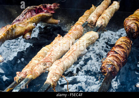 La nourriture typique de la Sardaigne. Les entrailles d'animaux et de cuisson rôti rôti dans le barbecue dans un festival communautaire typique de la Sardaigne. Arit Banque D'Images