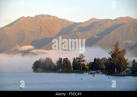 Lac Te Anau à l'aube, Te Anau, île du Sud, Nouvelle-Zélande Banque D'Images