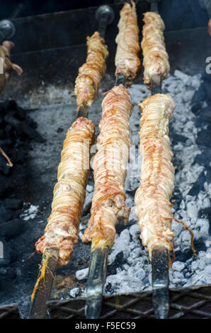 La nourriture typique de la Sardaigne. Les entrailles d'animaux roast la cuisson au barbecue dans un festival communautaire typique de la Sardaigne. Aritzo Autunno j Banque D'Images