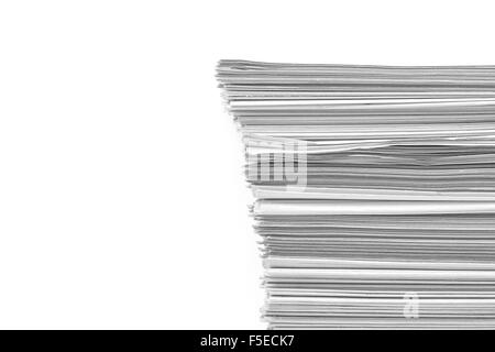 Pile de papier sur fond blanc Banque D'Images