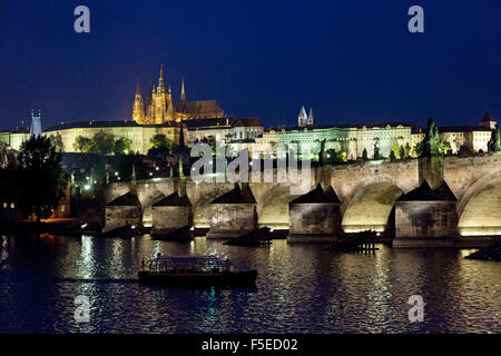 Le Château de Prague, le Pont Charles, la rivière Vltava, Prague, République Tchèque Banque D'Images