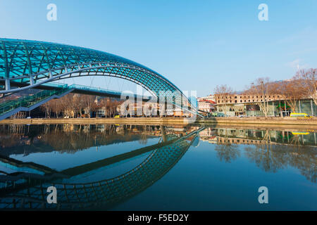 Pont de la paix sur la rivière Mtkvari, Tbilissi, Géorgie, Caucase, Asie centrale, Asie Banque D'Images