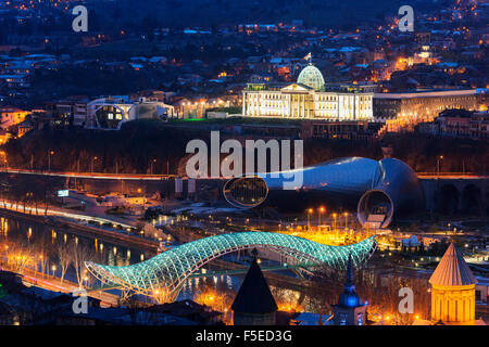 Vue sur la ville y compris Palais Présidentiel, pont de la paix sur la rivière Mtkvari. Tbilissi, Géorgie, Caucase, Asie centrale, Asie Banque D'Images