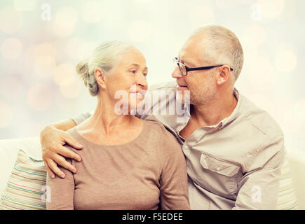 Happy senior couple sitting on sofa at home Banque D'Images