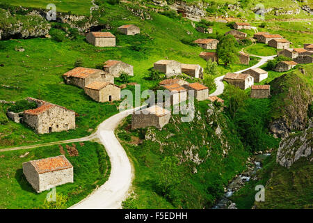 Vieilles fermes près de Sotres, Picos de Europa, Parque Nacional de los Picos de Europa, Asturias, Cantabria, Spain, Europe Banque D'Images